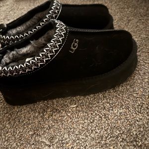 Ugg(like) Tasman platform Slippers Black
Youth size 4
